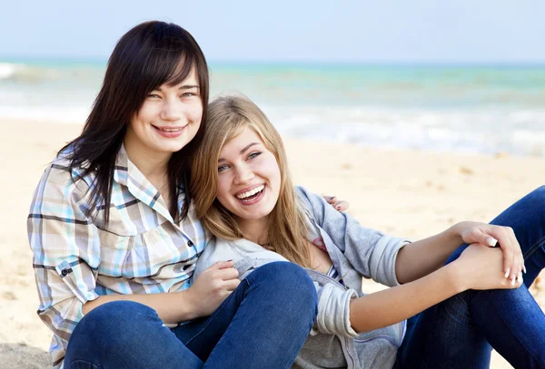 Две девушки на открытом воздухе возле моря — стоковое фото