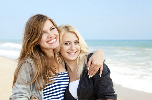 Two girls at outdoor near sea — Stock Photo, Image