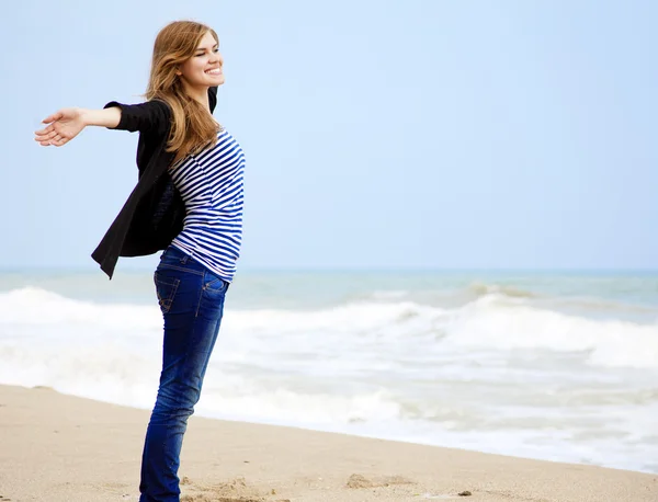 Zabawna dziewczyna na zewnątrz w pobliżu morza — Zdjęcie stockowe