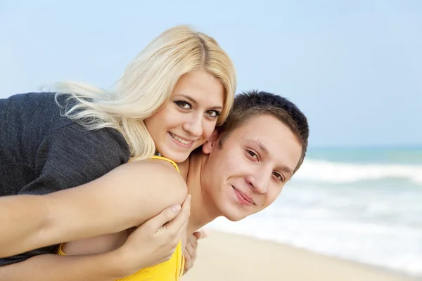 Jovem casal na praia — Fotografia de Stock