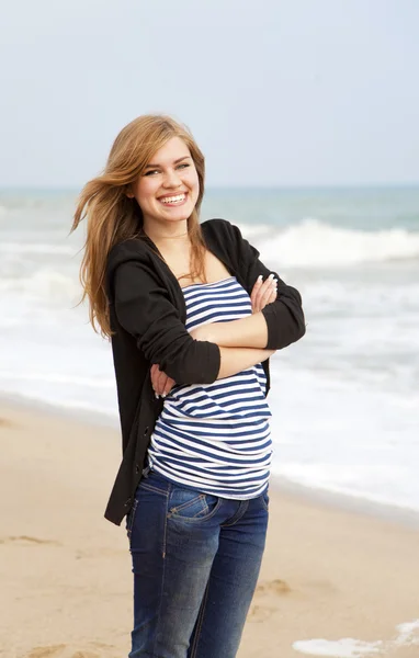 Смішна дівчина на відкритому повітрі біля моря — стокове фото
