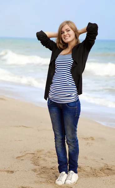 Αστείο κορίτσι σε εξωτερικούς χώρους κοντά σε θάλασσα — Φωτογραφία Αρχείου