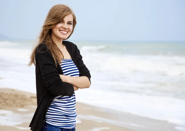 Funny fille à l'extérieur près de la mer — Photo