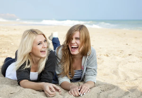 Dvě dívky na venkovní poblíž moře — Stock fotografie