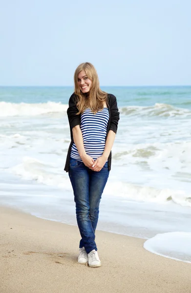 屋外で面白い女の子付近の海 — ストック写真