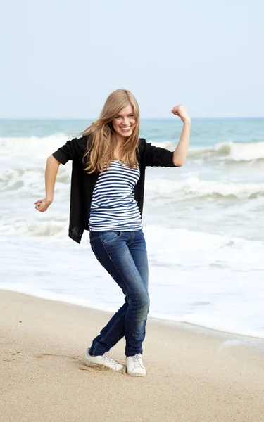 Vicces lány: kültéri látványosság közelében a tenger — Stock Fotó