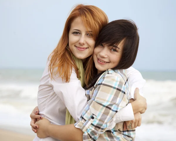 Zwei Mädchen im Freien nahe dem Meer — Stockfoto