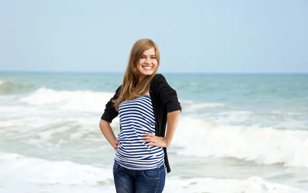 Funny fille à l'extérieur près de la mer — Photo