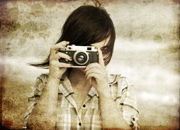 Menina com câmera no mar . — Fotografia de Stock