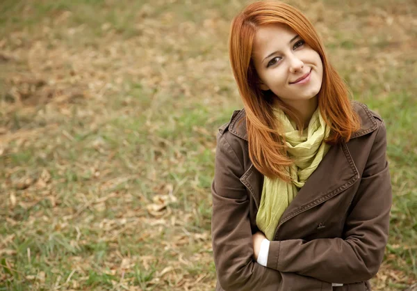 Krásná dívka v outdoor v podzimním čase — Stock fotografie