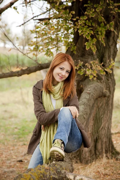 Krásná dívka v outdoor v podzimním čase — Stock fotografie