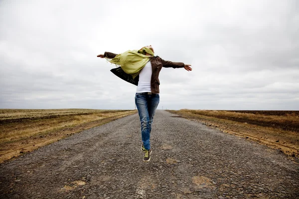 Rusovláska dívka jumpig na venkovní. — Stock fotografie
