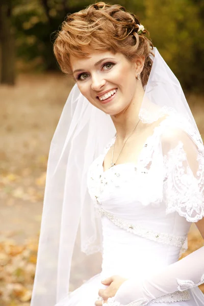 Bella sposa nel parco . — Foto Stock