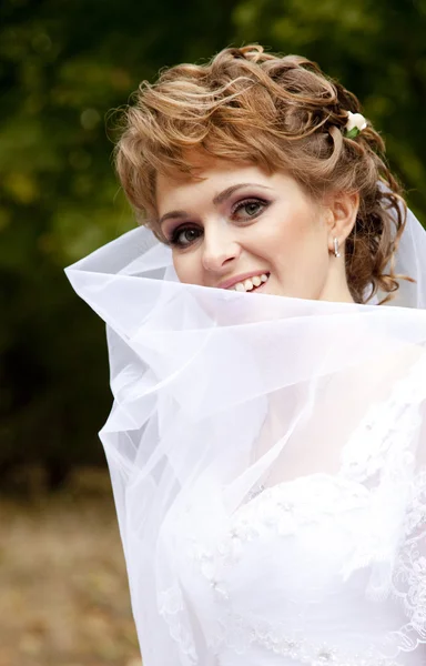 Красивая невеста в парке . — стоковое фото