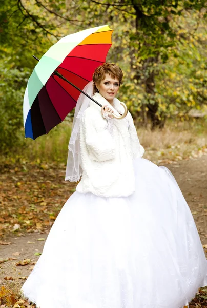 Mooie bruid in het park — Stockfoto