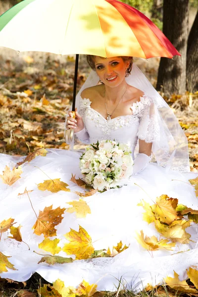 Beautiful bride in the park — Stock Photo, Image