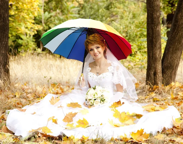 Krásná nevěsta v parku — Stock fotografie