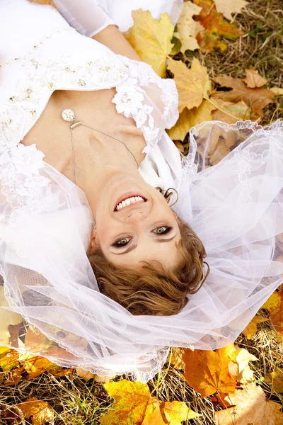 Schöne Braut liegend im Park. — Stockfoto