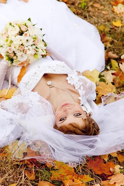 Прекрасная невеста лежит в парке . — стоковое фото