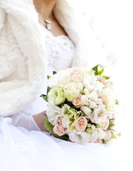 Невеста держит букет — стоковое фото