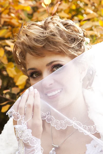 Beautiful bride in the park. — Stock Photo, Image