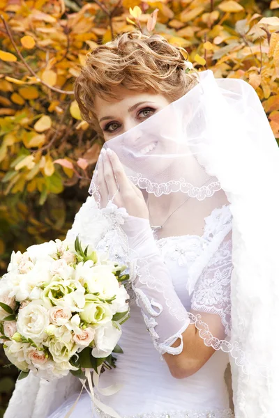 Beautiful bride in the park. — Stock Photo, Image
