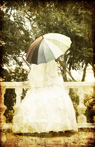 Krásná nevěsta v parku. — Stock fotografie