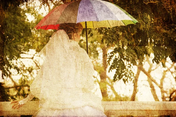 Bella sposa nel parco . — Foto Stock