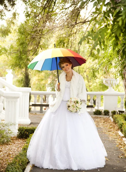 Красивая невеста в парке . — стоковое фото