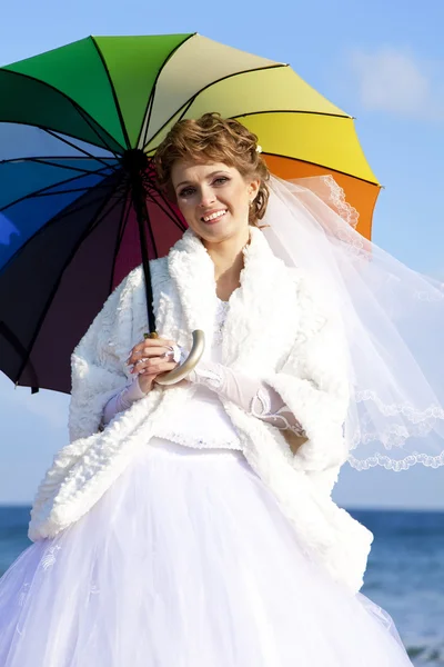 Jeune mariée sur la plage avec parasol . — Photo