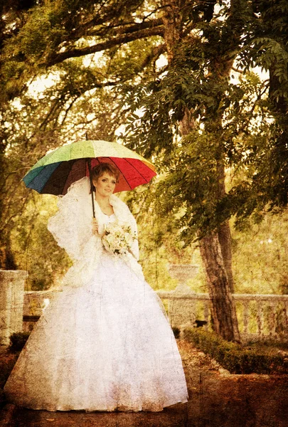 A park a gyönyörű menyasszony. — Stock Fotó