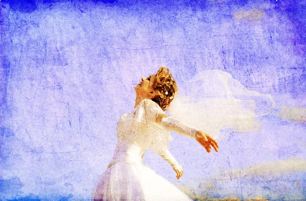 青い空を背景に若い花嫁 — ストック写真