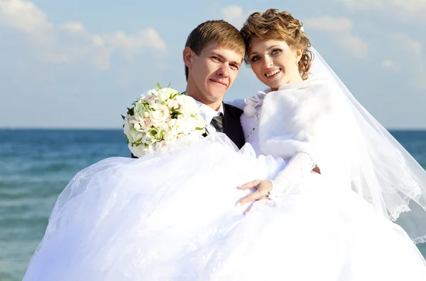 Unga bruden på stranden — Stockfoto
