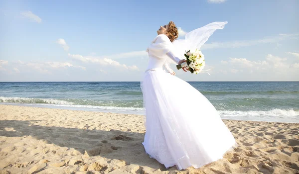 Fiatal menyasszony a strandon — Stock Fotó