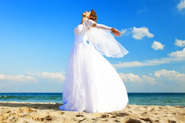 Νέοι νύφη στην παραλία — Φωτογραφία Αρχείου
