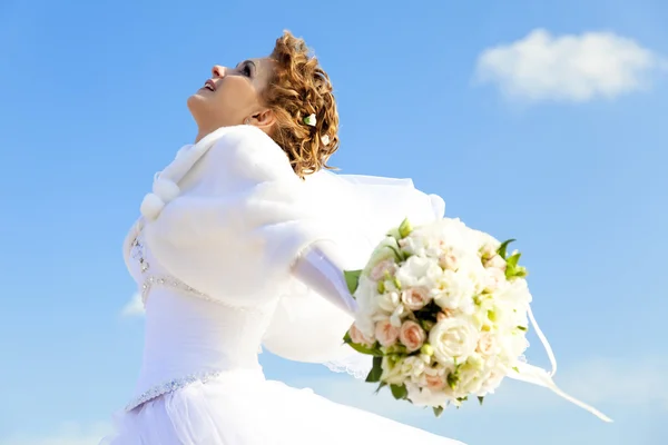 Junge Braut mit Blumen — Stockfoto