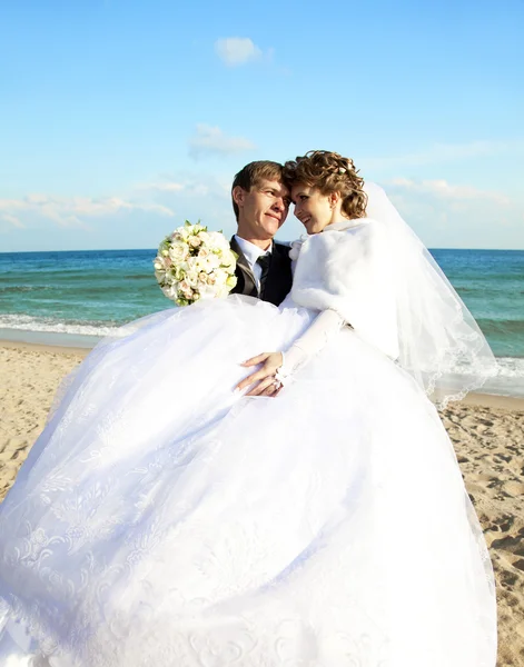 Newly married couple kissing on the beach. — Stock Photo, Image