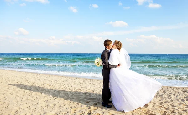 Yeni evli çift sahilde öpüşme. — Stok fotoğraf