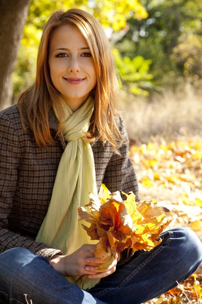 Portret rudowłosa dziewczyna w parku jesień — Zdjęcie stockowe