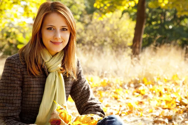 Porträtt av rödhåriga flickan i parken hösten — Stockfoto