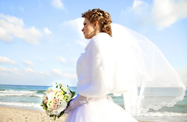 Unga bruden med blommor — Stockfoto