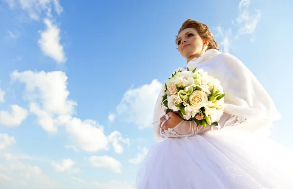 Jonge bruid met bloemen — Stockfoto