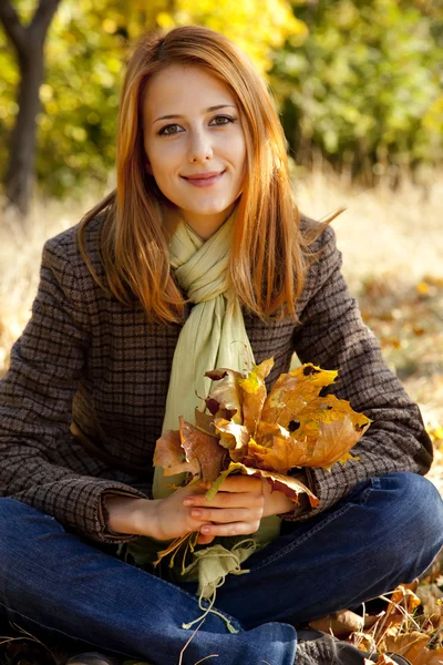 Portret rudowłosa dziewczyna w parku jesień — Zdjęcie stockowe