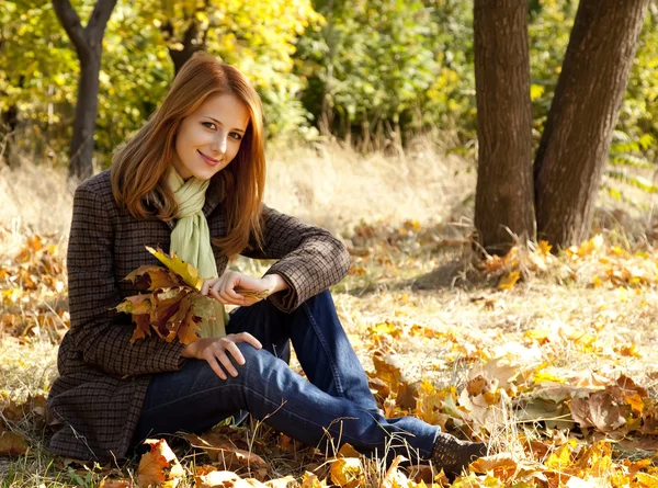 Portrait de fille aux cheveux roux dans le parc d'automne — Photo