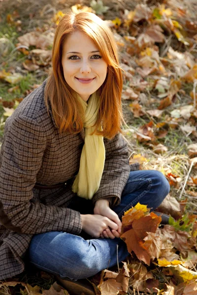 Πορτρέτο του κοκκινομάλλα κοπέλα στο πάρκο φθινόπωρο — Φωτογραφία Αρχείου