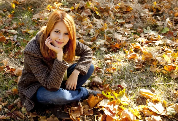 Retrato de menina de cabelos vermelhos no parque de outono — Fotografia de Stock