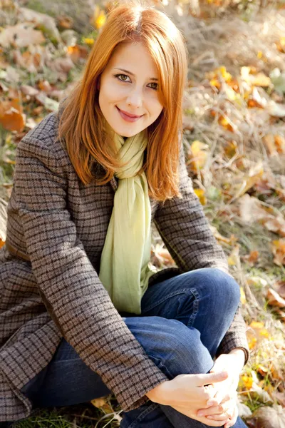 Sonbahar parktaki Kızıl saçlı kız portresi — Stok fotoğraf