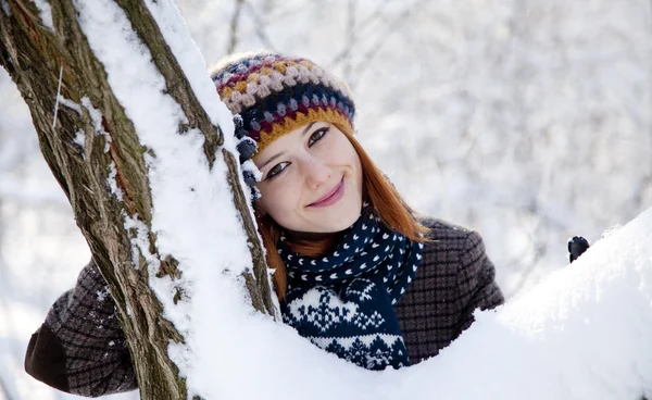 Mulher ruiva jovem bonita no parque de inverno — Fotografia de Stock