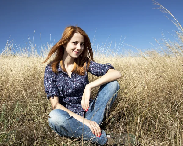 Sonbahar çimenlerin üzerinde mutlu Kızıl saçlı kız portresi — Stok fotoğraf
