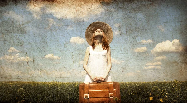 Samotna dziewczyna z walizka w kraju. — Zdjęcie stockowe